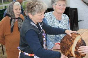 Kemenceavató és kenyérsütés a mándoki vendégházban