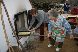 Kemenceavató és kenyérsütés a mándoki vendégházban